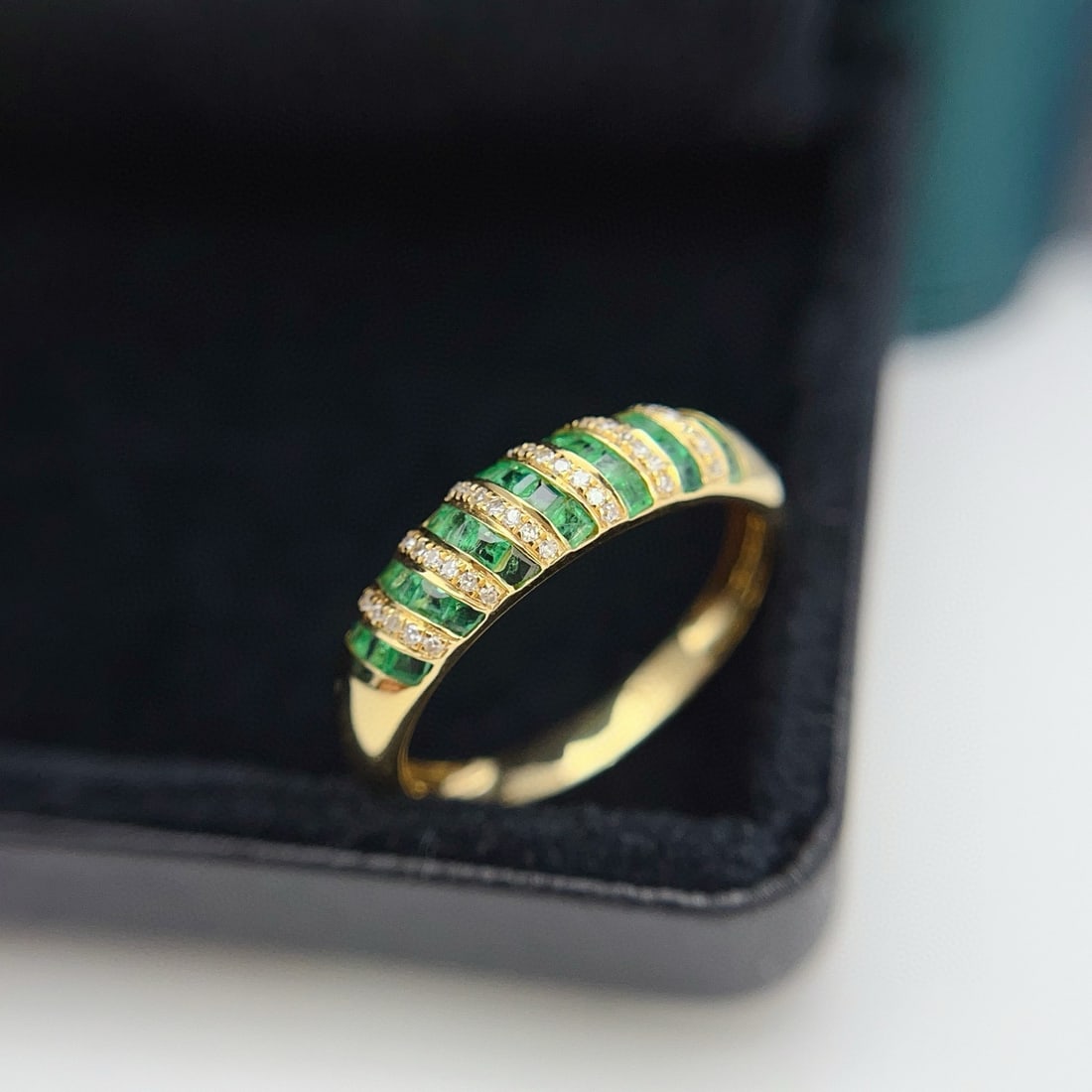 14k Gold 1.00 Ct Natural Emerald & Diamond Ring: Ref:230976240 // gold content:14k gold // ring size:7. 25us // // main gemstone:emerald // shape:square // carat weight:1. 00ct // color:green // treatment:natural // // adjacent gemstone 2 :