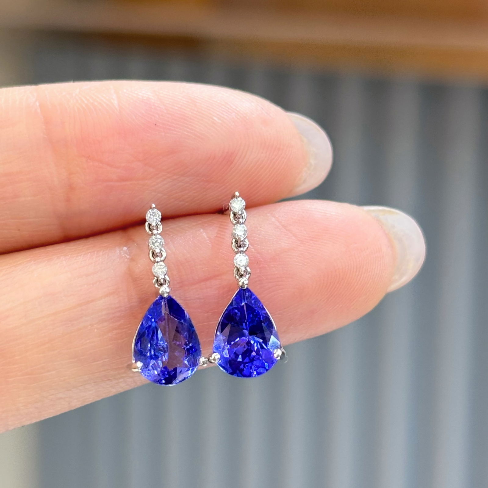 14k Gold 2 Ct Natural Tanzanite & Diamond Earrings: Ref:230976244 // gold content:14k gold // main gemstone:tanzanite // shape:pear // carat weight:2ct // color:blue // treatment:natural // // adjacent gemstone 2 : diamond // shape:round // clarity
