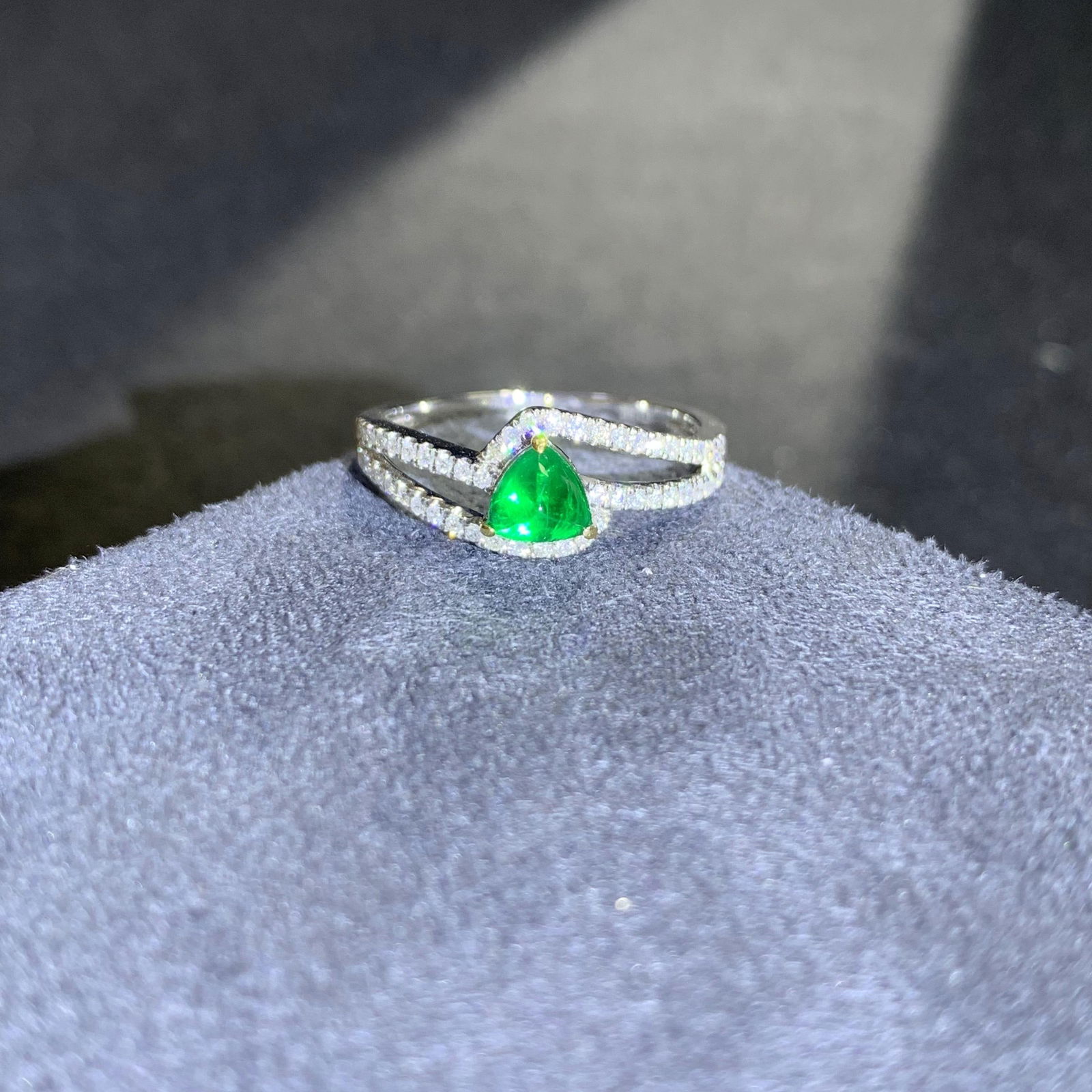 14k Gold 0.77 Ctw Vivid Green Natural Emerald & Diamond Ring: Ref:230976260 // gold content:14k gold // ring size:7. 25us // // main gemstone:emerald // shape:triangle // carat weight:0. 52ct // color:vivid green // treatment:natural // // adjacent gemstone