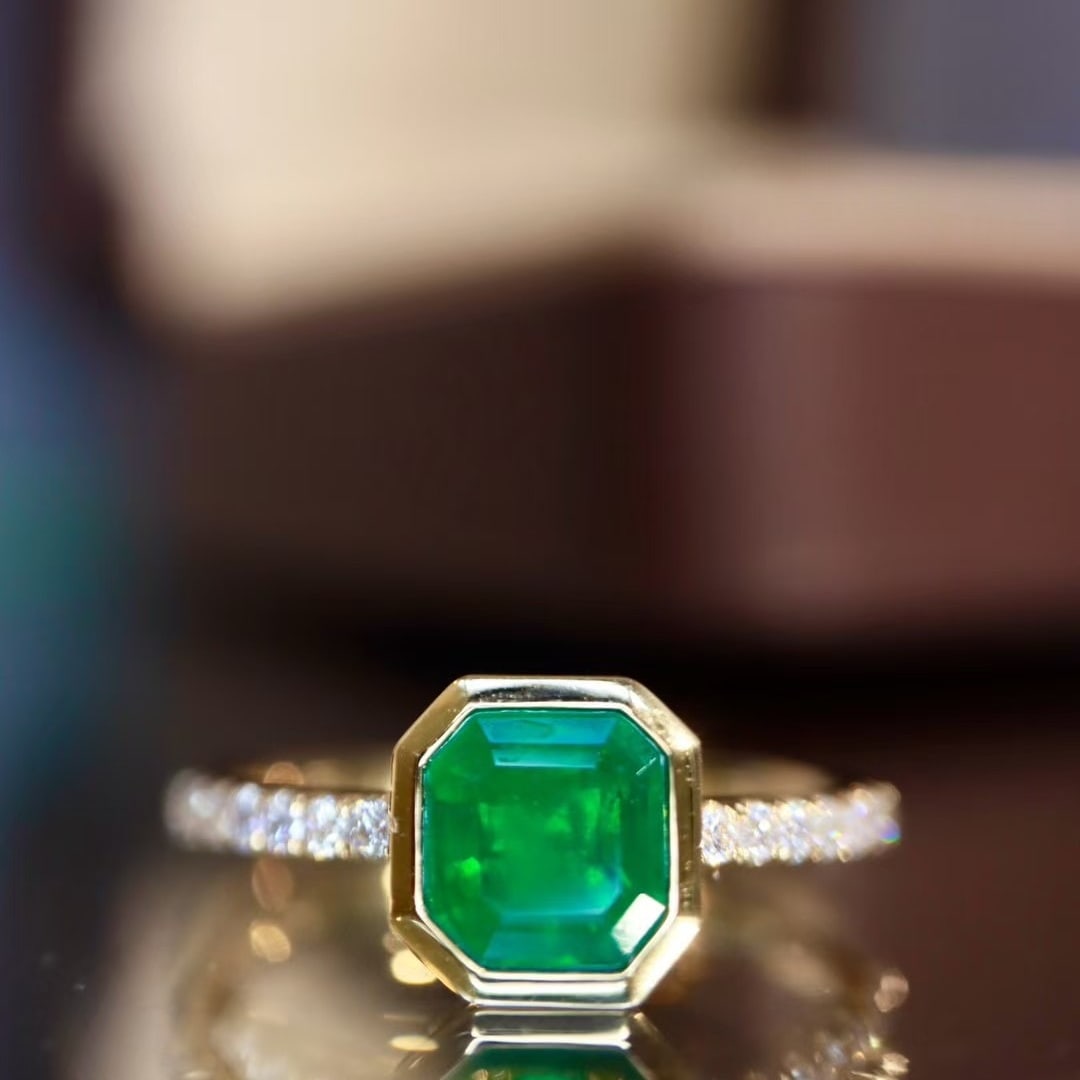 14k Gold 0.93 Ctw Vivid Green Natural Emerald & Diamond Ring: Ref:230976286 // gold content:14k gold // ring size:7. 25us // // main gemstone:emerald // shape:octagonal // carat weight:0. 8ct // color:vivid green // treatment:natural // // adjacent gemstone