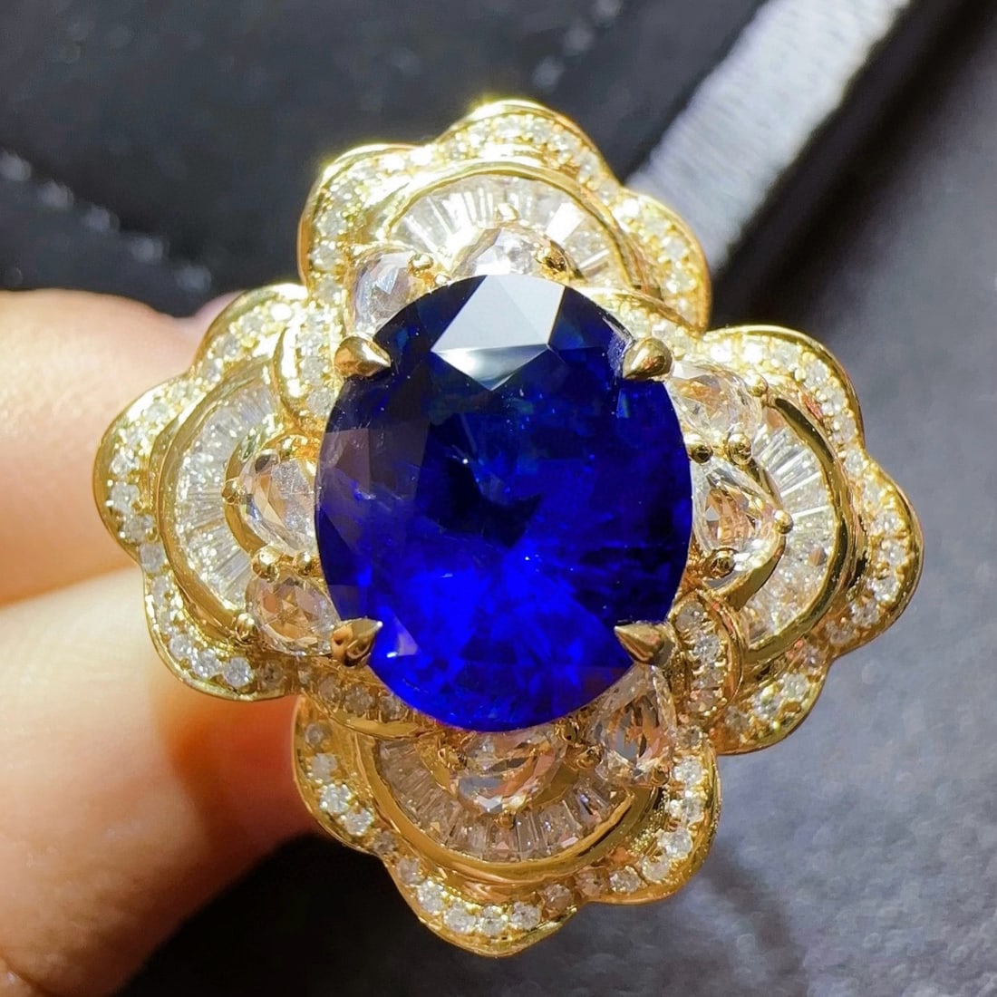 14k Gold 4.60 Ctw Natural Sapphire & Diamond Ring: Ref:230976340 // gold content:14k gold // ring size:7. 25us // // main gemstone:sapphire // shape:oval // carat weight:4. 08ct // color:royal blue // treatment:natural // // adjacent gemstone 2 :