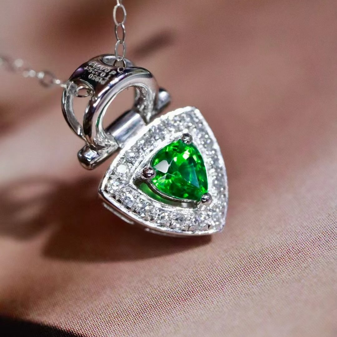 14k Gold 0.29 Ctw Vivid Green Natural Tsavorite & Diamond Pendant( Without Chain ): Ref:230976355 // gold content:14k gold // main gemstone:tsavorite // shape:pear // carat weight:0. 22ct // color:vivid green // treatment:natural // // adjacent gemstone 2 : diamond // shape:round