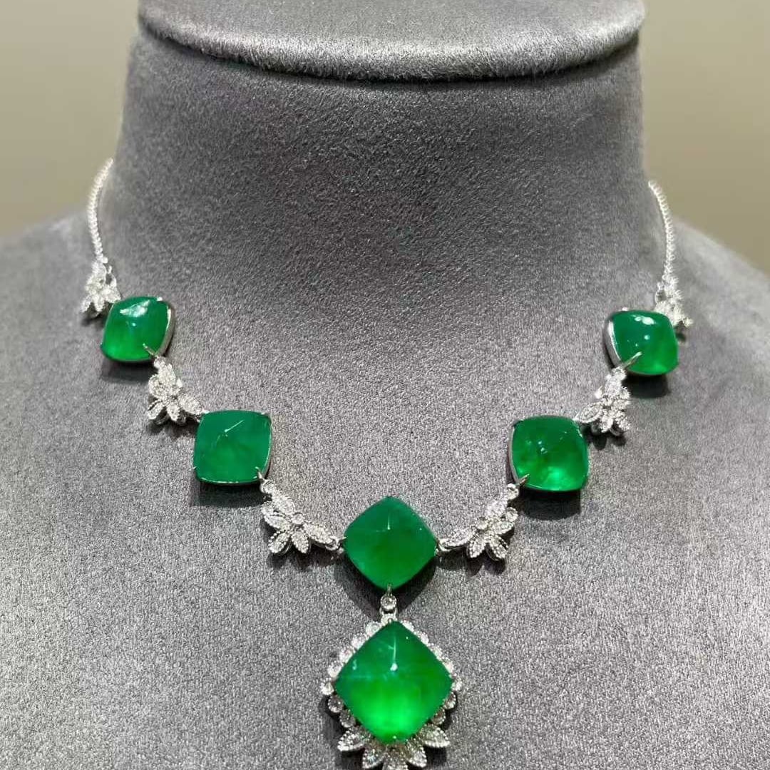 14k Gold 18.2 Ct Natural Emerald & Diamond Necklace: Ref:231133027 // gold content:14k gold // main gemstone:emerald // shape:sugar-loaf // carat weight:18. 2ct // color:green // treatment:natural // // adjacent gemstone 2 : diamond // shape:round //