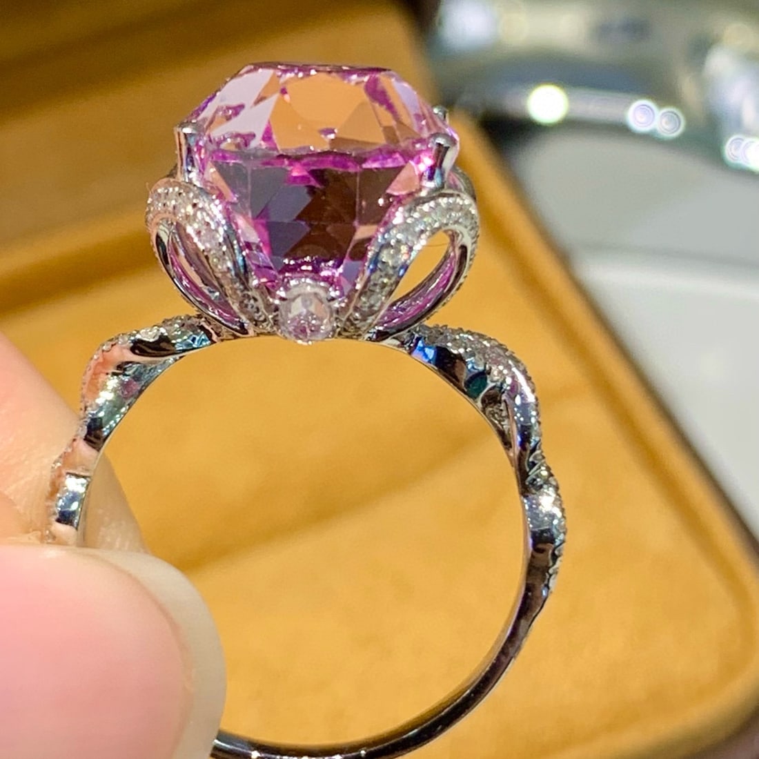 14k Gold 11.5 Ct Natural Kunzite & Diamond Ring - 3