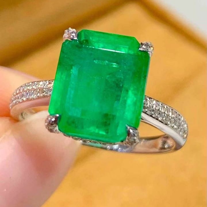 14k Gold 4.3 Ct Natural Emerald & Diamond Ring: Ref:231133118 // gold content:14k gold // ring size:7. 25us // // main gemstone:emerald // shape:octagonal // carat weight:4. 3ct // color:green // treatment:natural // // adjacent gemstone 2 : diamon