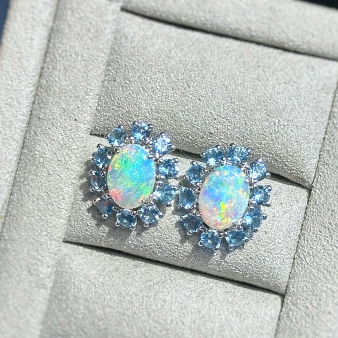 14k Gold 2.00 Ctw Natural Opal & Aquamarine Earrings: Ref:231133130 // gold content:14k gold // main gemstone:opal // shape:oval // carat weight:1. 00ct // color:color // treatment:natural // // adjacent gemstone 2 : aquamarine // shape:round // carat