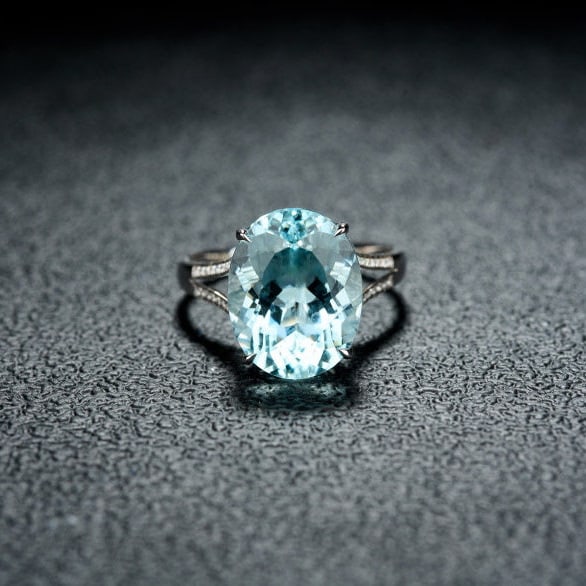 14k Gold 6.69 Ct Natural Aquamarine & Diamond Ring: Ref:231133150 // gold content:14k gold // ring size:7. 25us // // main gemstone:aquamarine // shape:oval // carat weight:6. 69ct // color:blue // treatment:natural // // adjacent gemstone 2 :