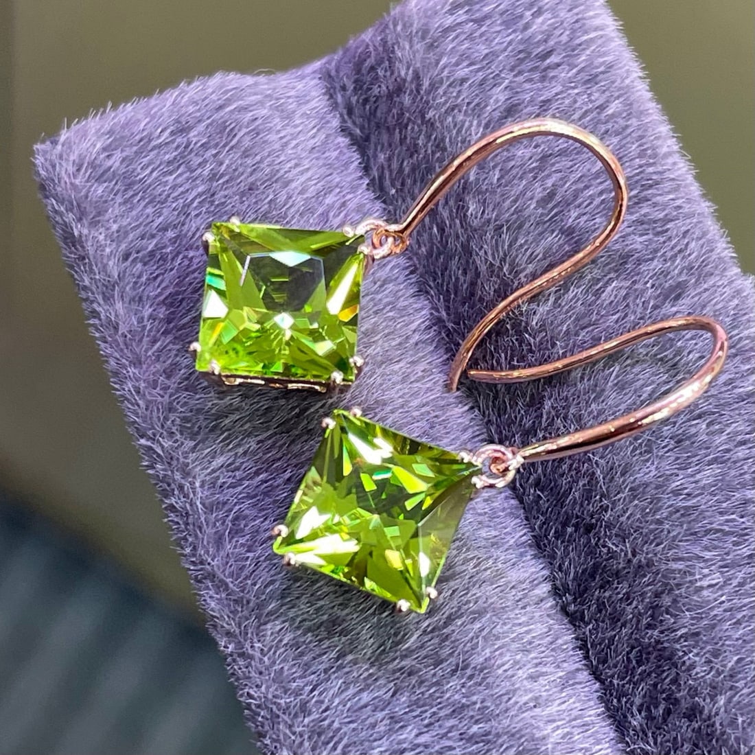 14k Gold 5.25 Ct Natural Peridot Earrings - 4