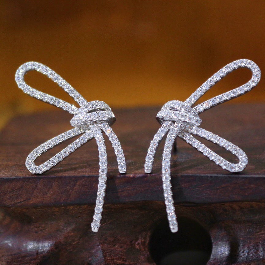 14k Gold 0.90 Ct Natural H Diamond Earrings: Ref:231134045 // gold content:14k gold // main gemstone:diamond // shape:round // carat weight:0. 90ct // clarity grade:vs-si // color:h // treatment:natural // cut grade:g // High Estimate: