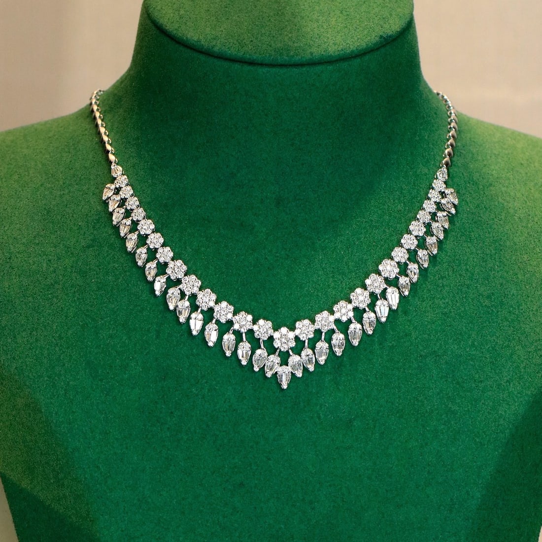 14k Gold 8.2 Ct Natural H Diamond Necklace: Ref:231134056 // gold content:14k gold // main gemstone:diamond // shape:multiple // carat weight:8. 2ct // clarity grade:vs-si // color:h // treatment:natural // High Estimate: 36000Condition: