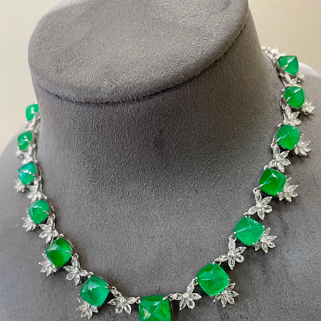 14k Gold 25.9 Ct Natural Emerald & Diamond & Sapphire Necklace - 3