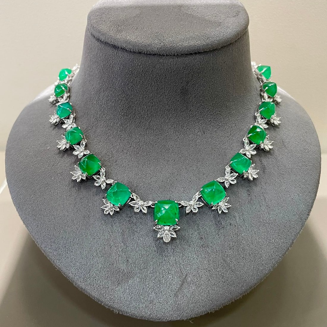 14k Gold 25.9 Ct Natural Emerald & Diamond & Sapphire Necklace - 4