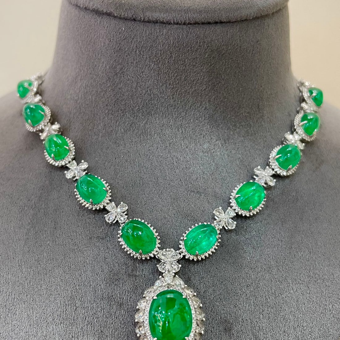 14k Gold 21.3 Ctw Natural Emerald & Diamond Necklace: Ref:231134075 // gold content:14k gold // main gemstone:emerald // shape:oval // carat weight:20. 3ct // color:green // treatment:natural // // adjacent gemstone 2 : diamond // shape:round // carat