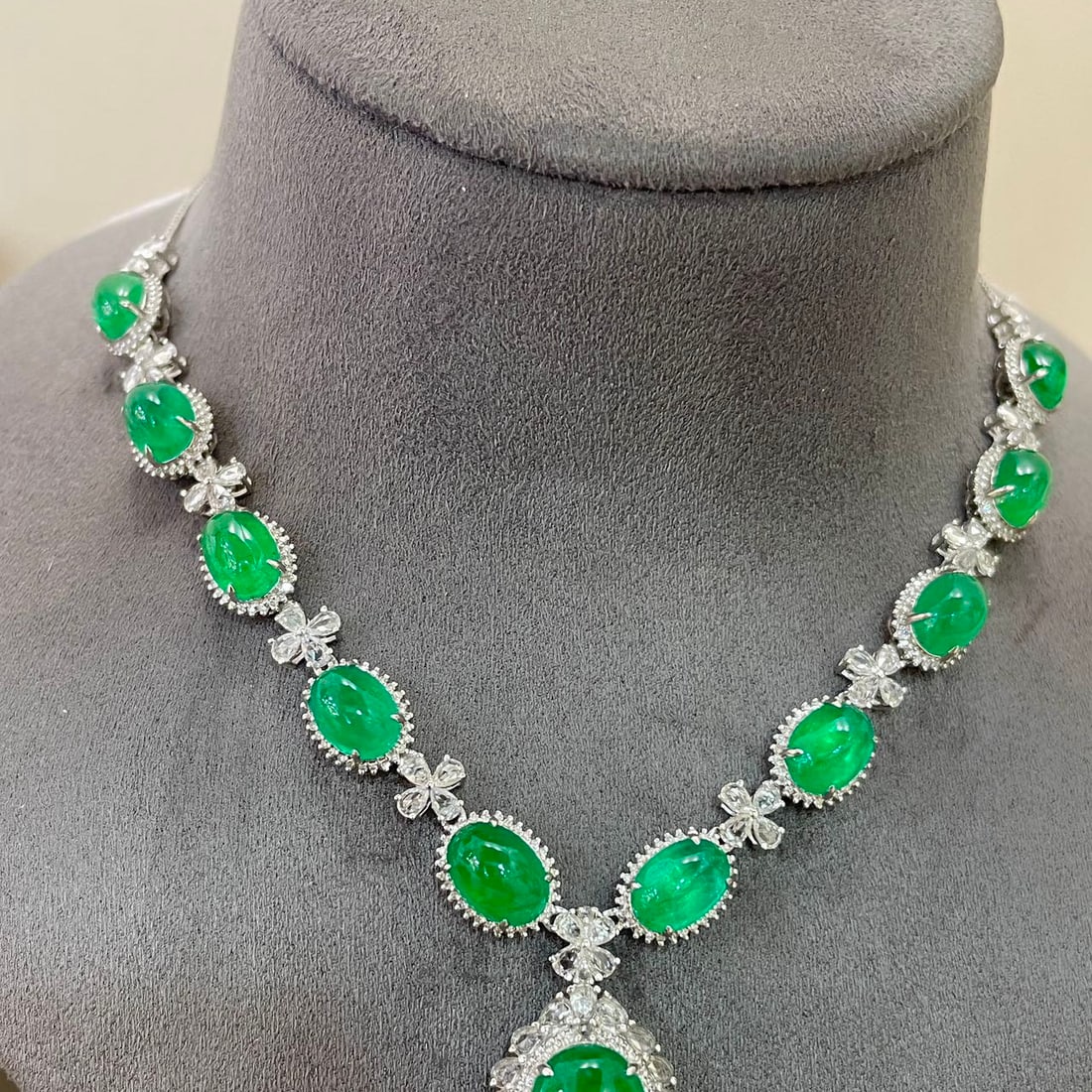 14k Gold 21.3 Ctw Natural Emerald & Diamond Necklace - 2
