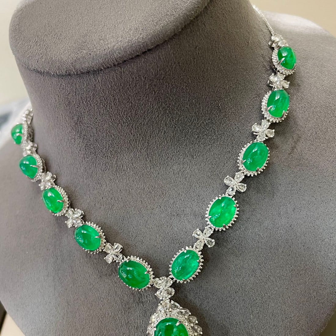14k Gold 21.3 Ctw Natural Emerald & Diamond Necklace - 4