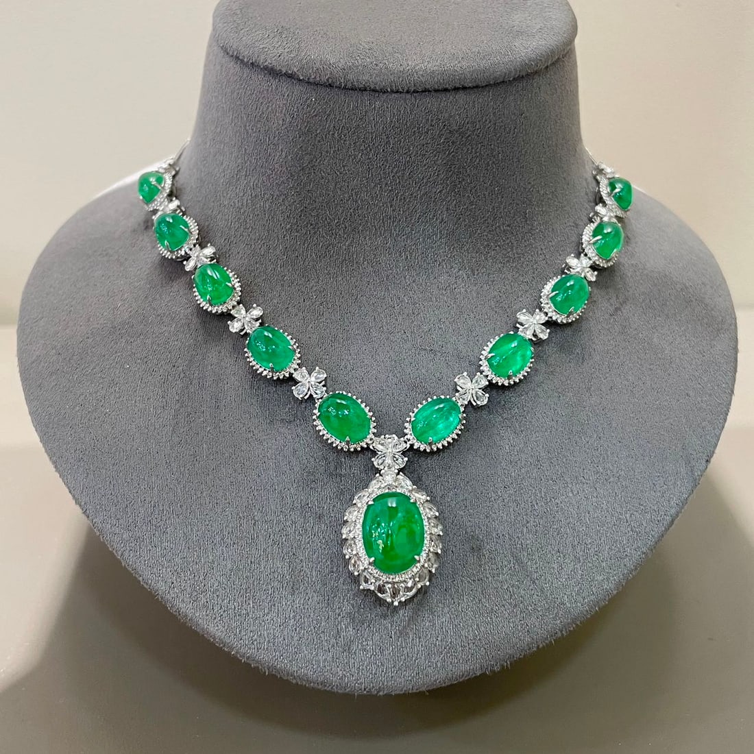 14k Gold 21.3 Ctw Natural Emerald & Diamond Necklace - 5