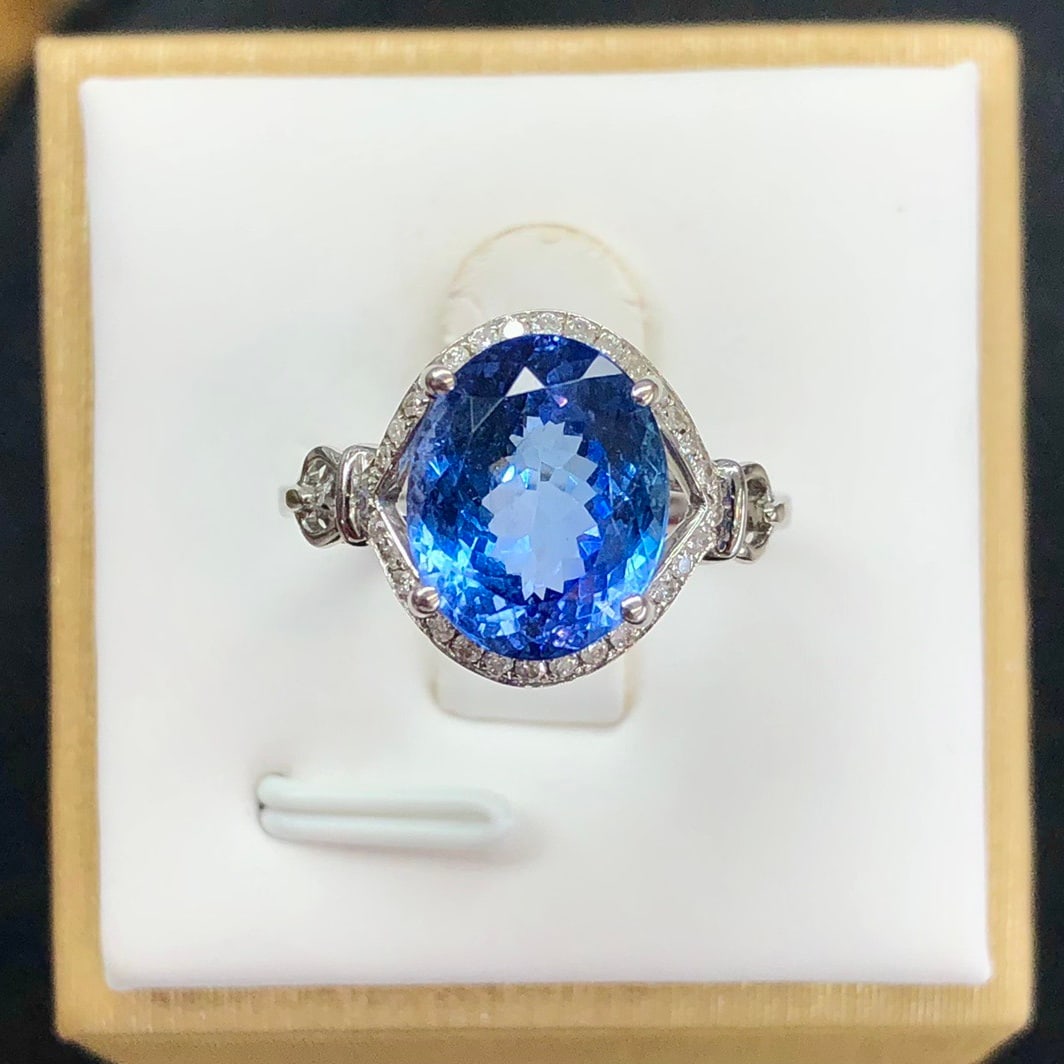 14k Gold 4.22 Ctw Natural Tanzanite & Diamond Ring: Ref:231134081 // gold content:14k gold // ring size:7. 25us // // main gemstone:tanzanite // shape:oval // carat weight:4. 09ct // color:blue // treatment:natural // // adjacent gemstone 2 :