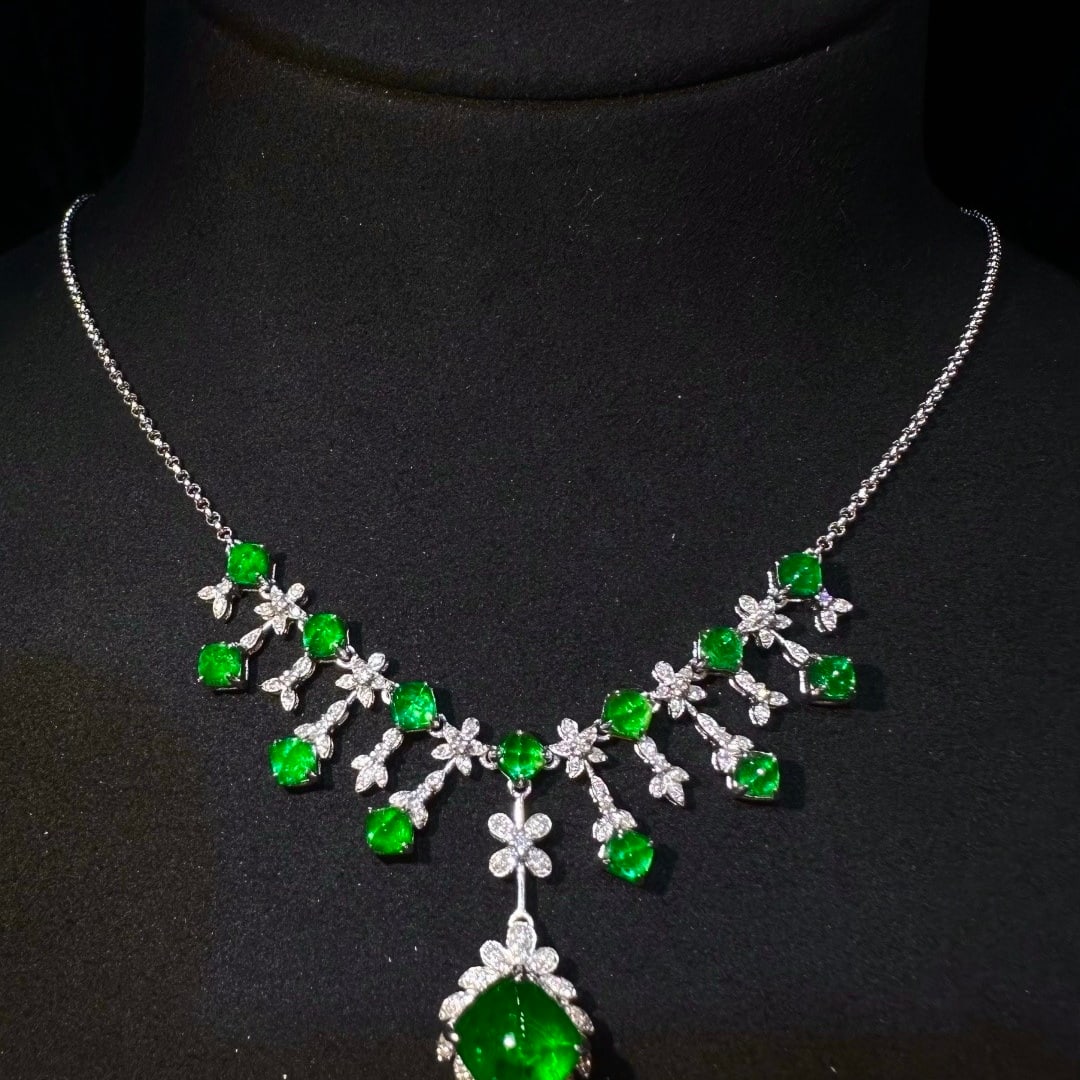 14k Gold 5.76 Ctw Vivid Green Natural Emerald & Diamond Necklace: Ref:231134087 // gold content:14k gold // main gemstone:emerald // shape:sugar-loaf // carat weight:5. 36ct // color:vivid green // treatment:natural // // adjacent gemstone 2 : diamond //