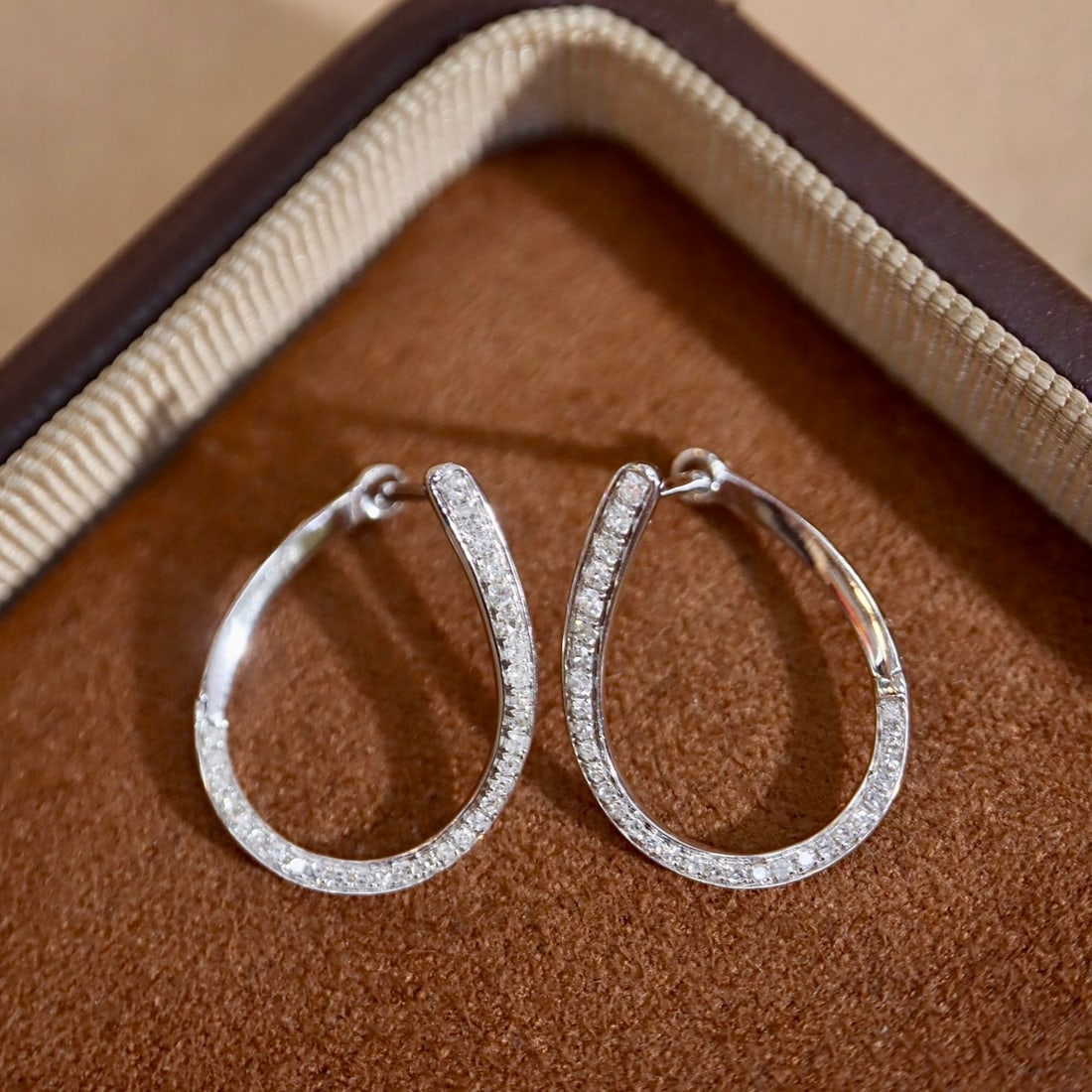 14k Gold 0.16 Ct Natural H Diamond Earrings: Ref:231134095 // gold content:14k gold // main gemstone:diamond // shape:round // carat weight:0. 16ct // clarity grade:vs-si // color:h // treatment:natural // cut grade:g // High Estimate: 3100Low