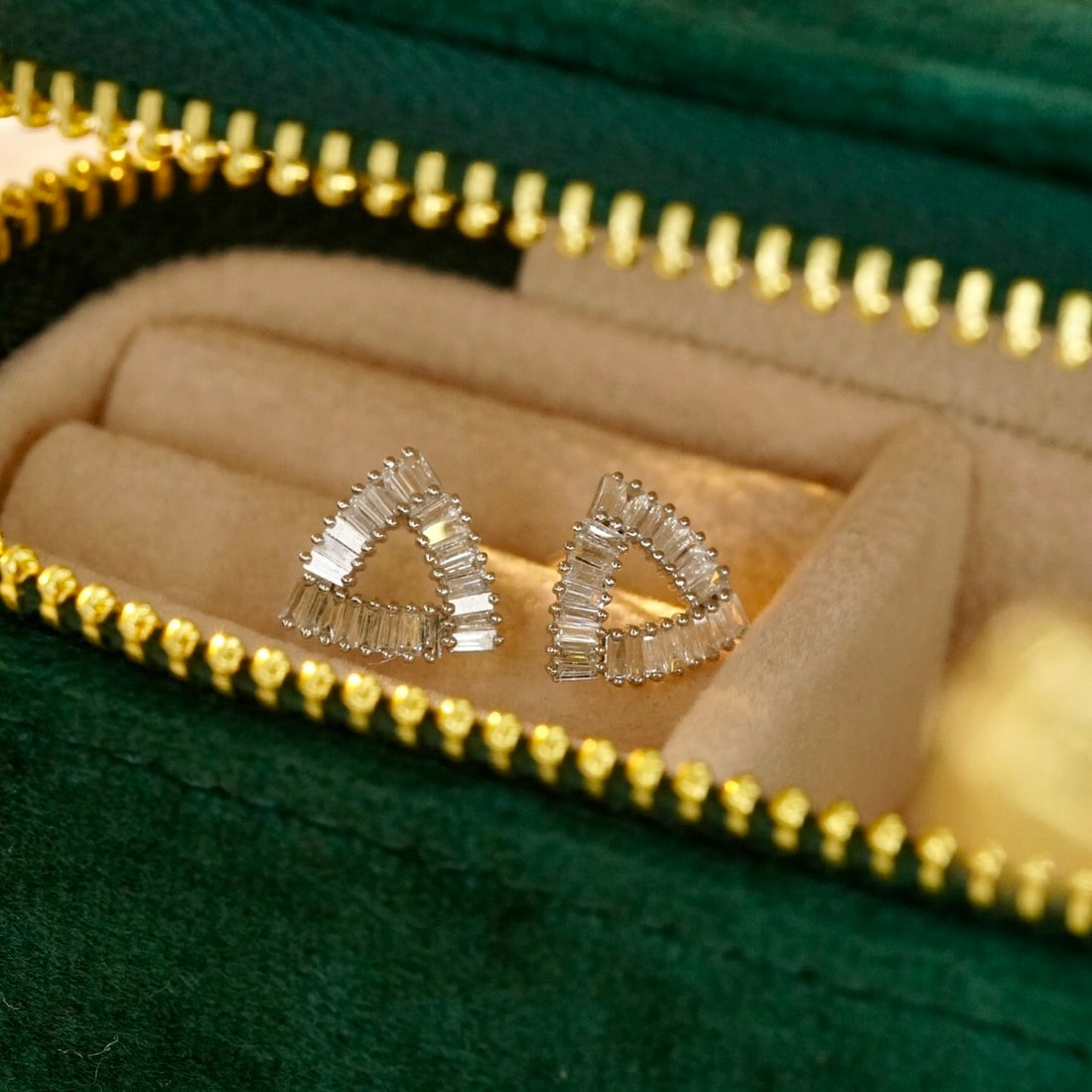 14k Gold 0.48 Ct Natural H Diamond Earrings: Ref:231134098 // gold content:14k gold // main gemstone:diamond // shape:baguette // carat weight:0. 48ct // clarity grade:vs-si // color:h // treatment:natural // Condition: NewHigh Estimate:
