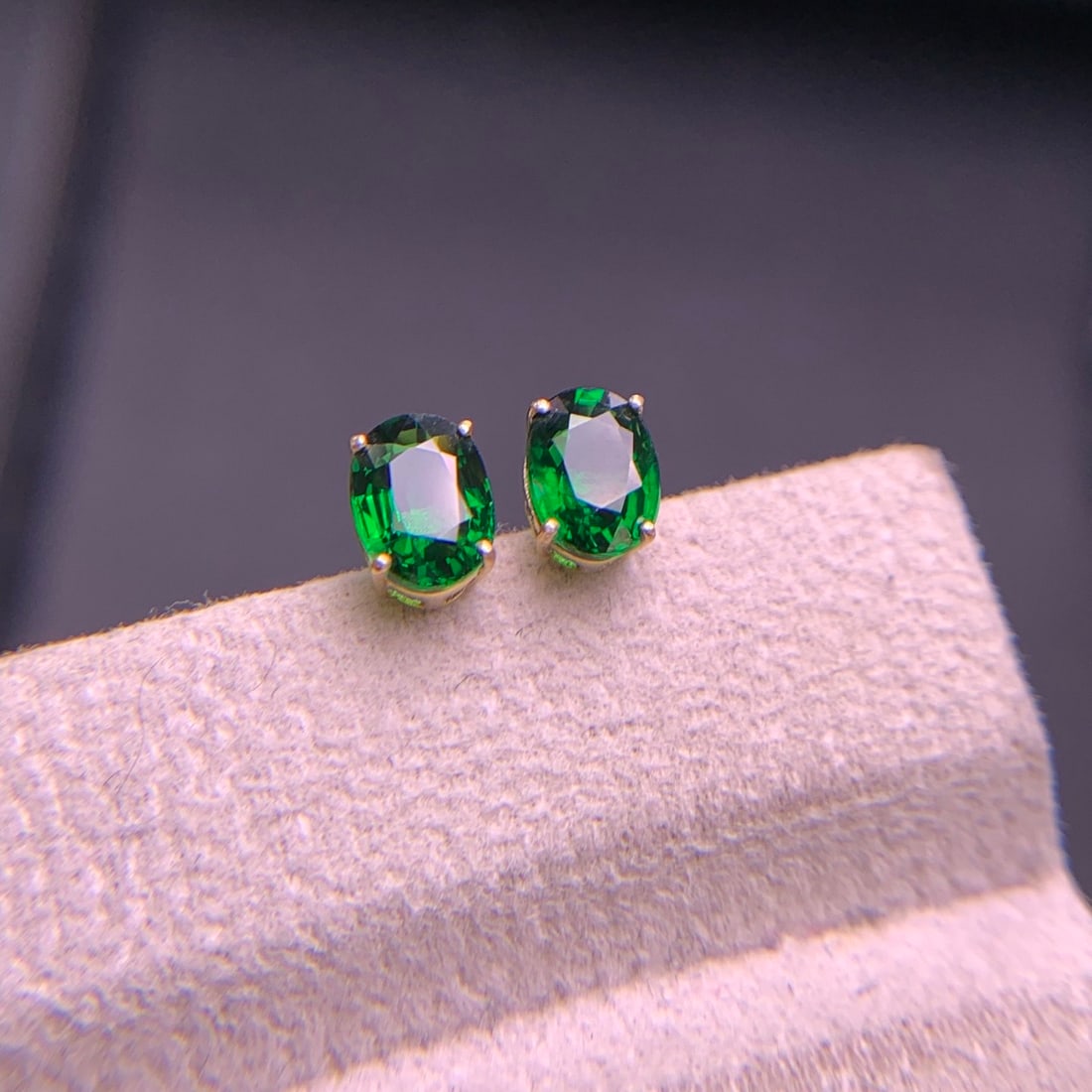 14k Gold 1.8 Ct Vivid Green Natural Tsavorite Earrings - 8