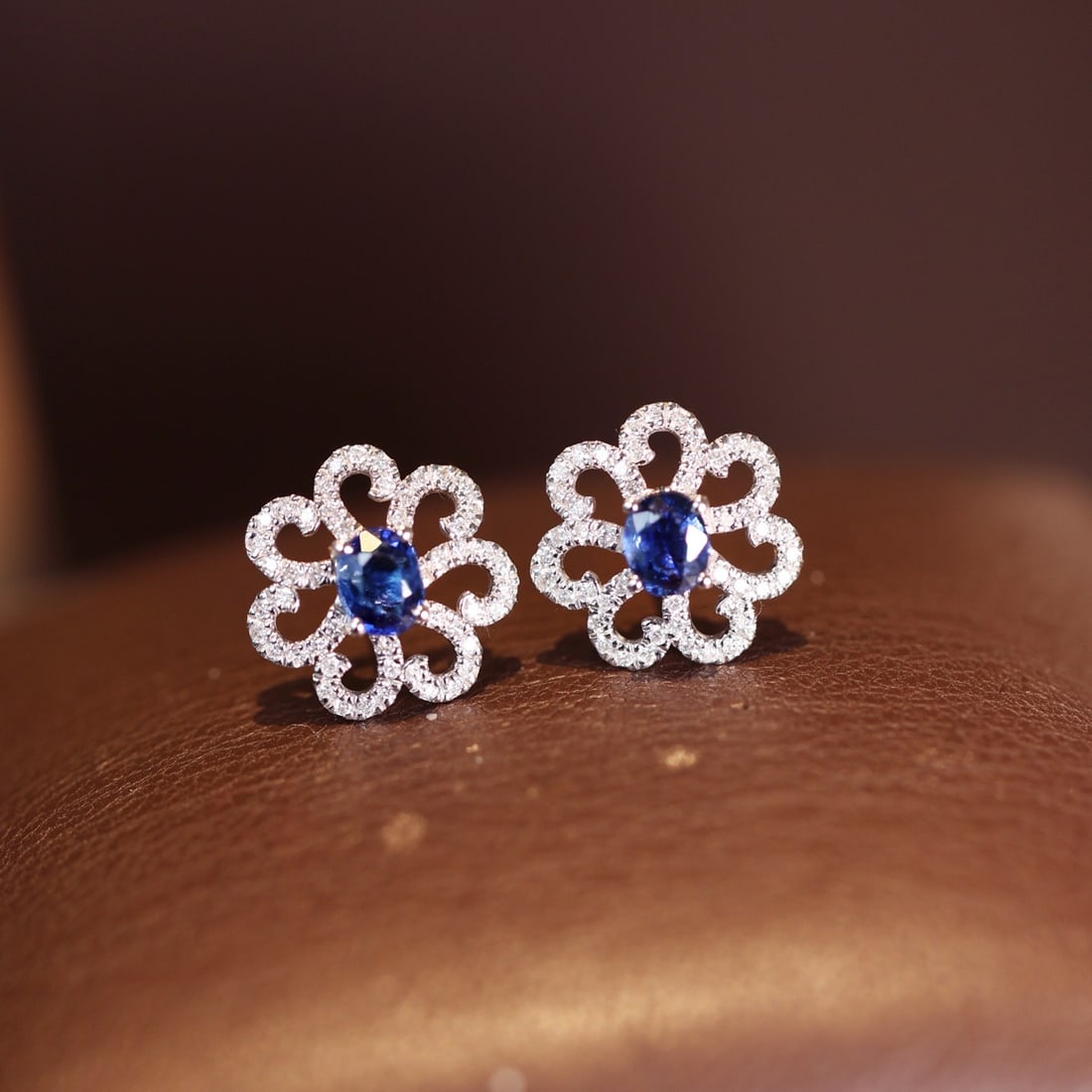 14k Gold 1.29 Ctw Natural Sapphire & Diamond Earrings: Ref:231134109 // gold content:14k gold // main gemstone:sapphire // shape:oval // carat weight:0. 8ct // color:blue // treatment:natural // // adjacent gemstone 2 : diamond // shape:round // carat