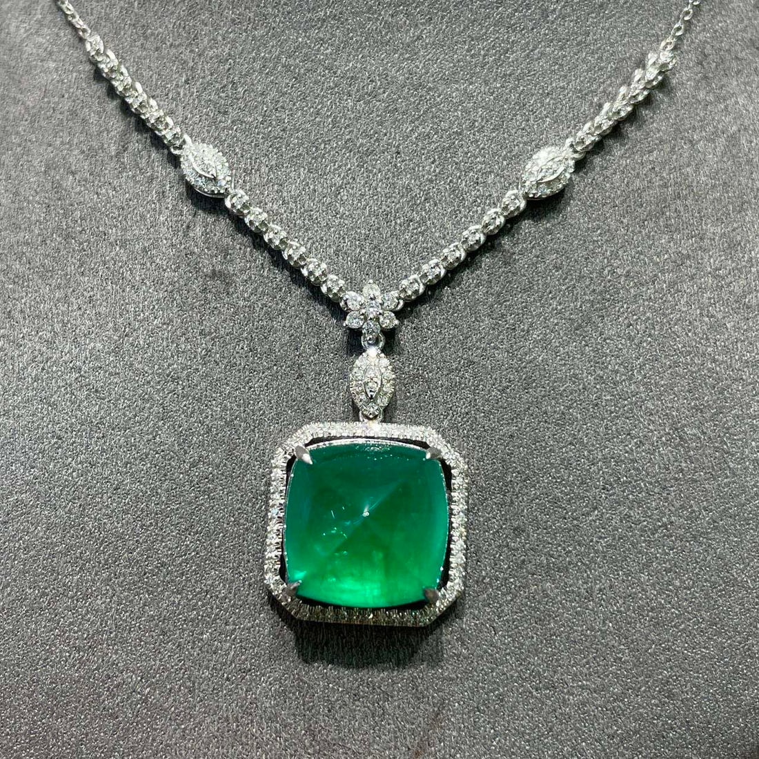 14k Gold 8.95 Ctw Natural Emerald & Diamond Necklace: Ref:231134122 // gold content:14k gold // main gemstone:emerald // shape:sugar-loaf // carat weight:8. 5ct // color:green // treatment:natural // // adjacent gemstone 2 : diamond // shape:round //