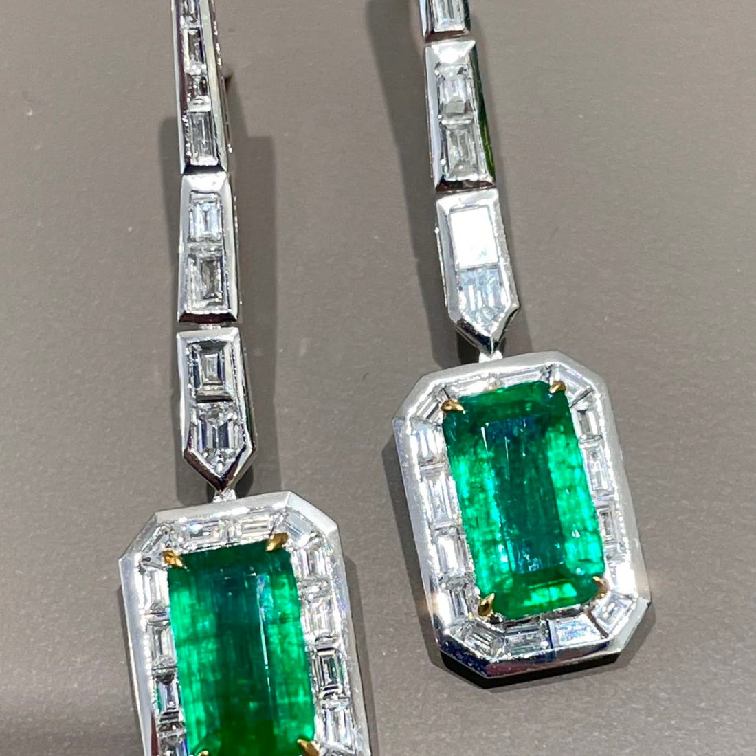14k Gold 4.88 Ctw Vivid Green Natural Emerald & Diamond Earrings: Ref:231134123 // gold content:14k gold // main gemstone:emerald // shape:octagonal // carat weight:2. 83ct // color:vivid green // treatment:natural // // adjacent gemstone 2 : diamond //