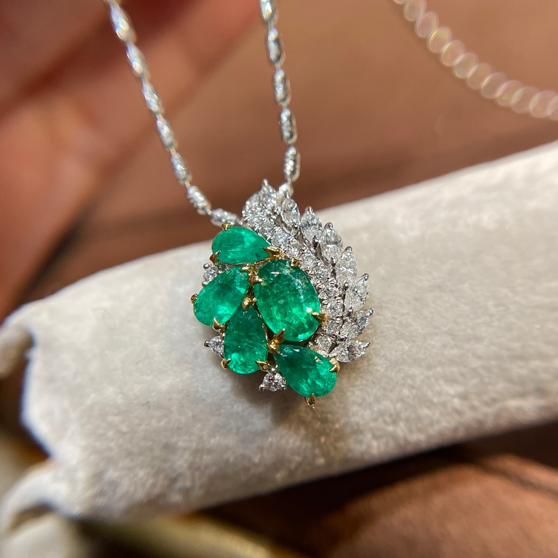 14k Gold 1.07 Ct Natural Emerald & Diamond Pendant( Without Chain ): Ref:231134139 // gold content:14k gold // main gemstone:emerald // shape:multiple // carat weight:1. 07ct // color:green // treatment:natural // // adjacent gemstone 2 : diamond // shape:multiple