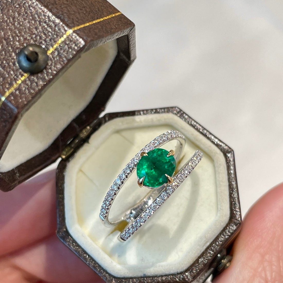 14k Gold 0.91 Ct Vivid Green Natural Emerald & Diamond Ring - 2