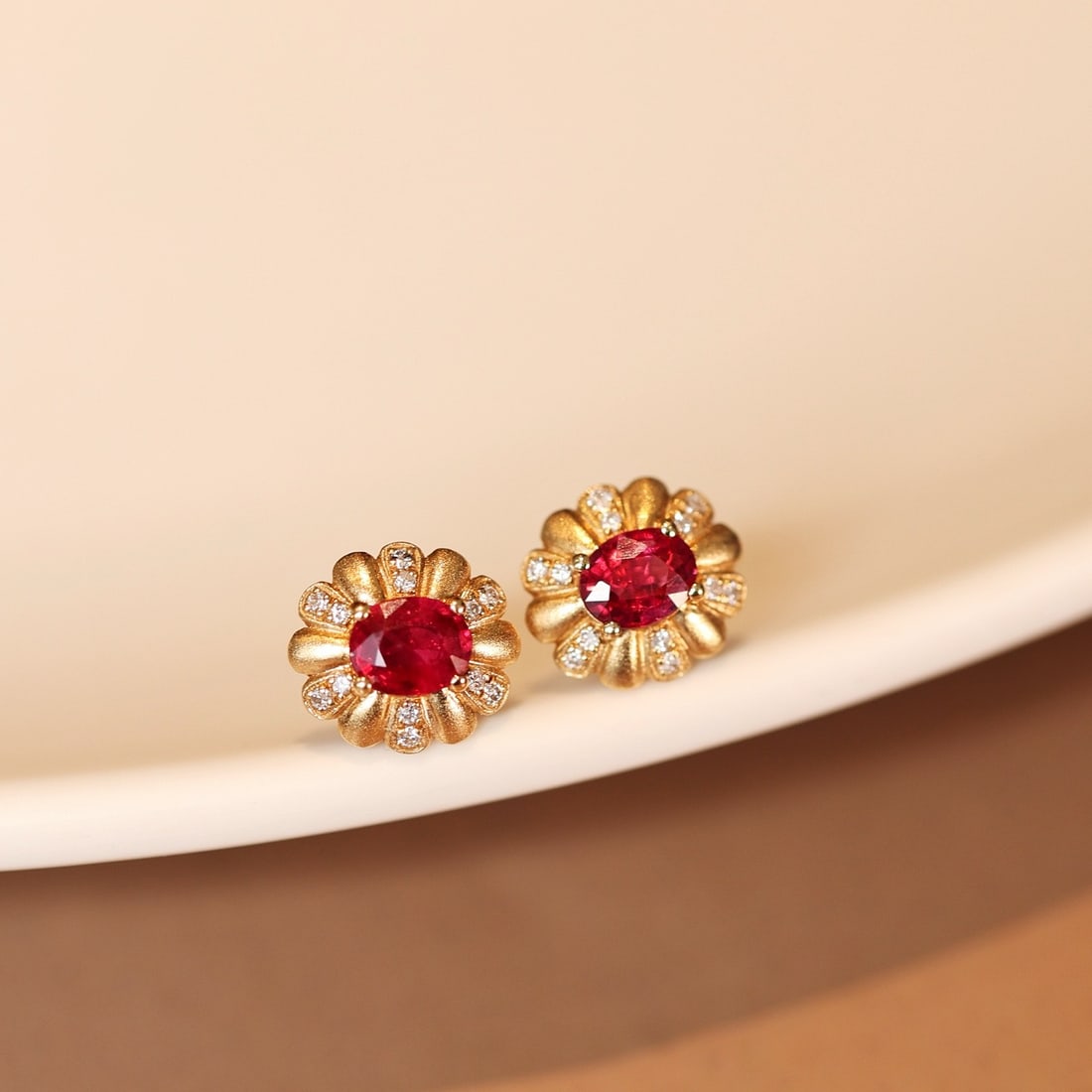 14k Gold 0.8 Ct Natural Ruby & Diamond Earrings: Ref:231134166 // gold content:14k gold // main gemstone:ruby // shape:oval // carat weight:0. 8ct // color:red // treatment:natural // // adjacent gemstone 2 : diamond // shape:round // clarity