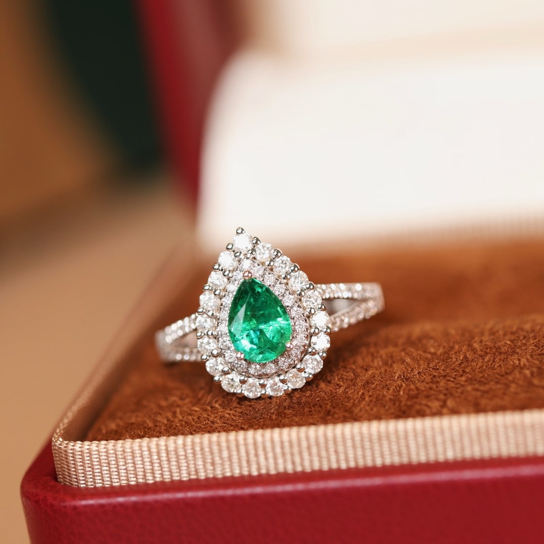 14k Gold 1.41 Ctw Vivid Green Natural Emerald & Diamond Ring: Ref:231134176 // gold content:14k gold // ring size:7. 25us // // main gemstone:emerald // shape:pear // carat weight:0. 75ct // color:vivid green // treatment:natural // // adjacent gemstone 2 :
