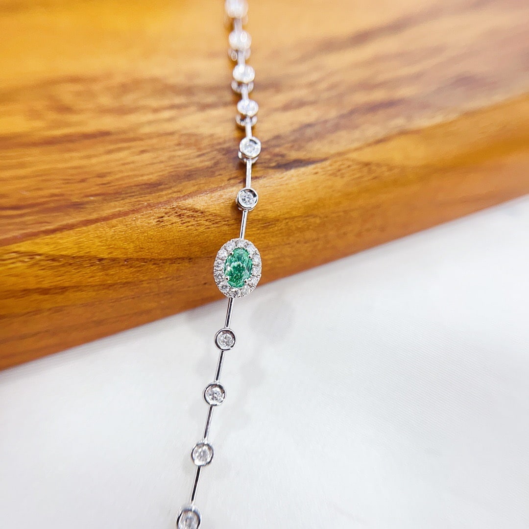 14k Gold 0.50 Ctw Natural Green Diamond & Diamond Bracelet: Ref:231134188 // gold content:14k gold // main gemstone:green diamond // shape:oval // carat weight:0. 25ct // color:green // treatment:natural // // adjacent gemstone 2 : diamond // shape:round //