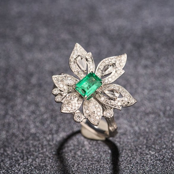 14k Gold 0.48 Ct Vivid Green Natural Emerald & Diamond Ring - 7