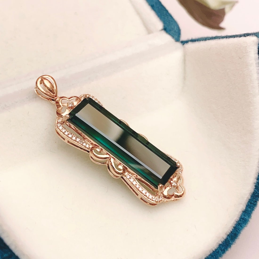 14k Gold 8.70 Ct Natural Tourmaline & Diamond Pendant( Without Chain ): Ref:231134313 // gold content:14k gold // main gemstone:tourmaline // shape:octagonal // carat weight:8. 70ct // color:green // treatment:natural // // adjacent gemstone 2 : diamond // number of