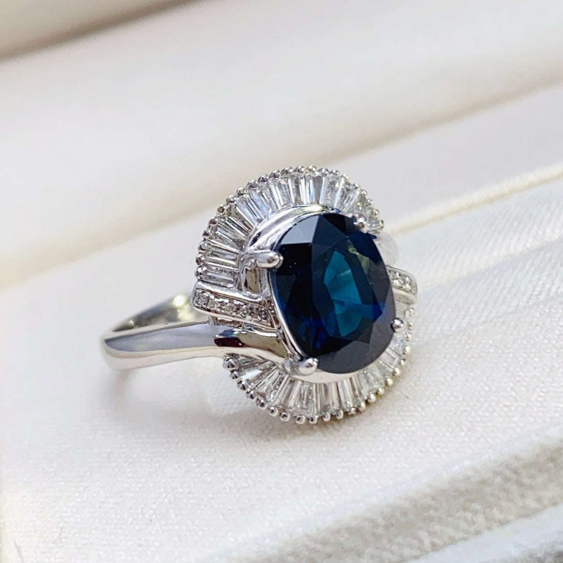 14k Gold 3.10 Ct Natural Sapphire & Diamond Ring: Ref:231134314 // gold content:14k gold // ring size:7. 25us // // main gemstone:sapphire // shape:oval // carat weight:3. 10ct // color:blue // treatment:natural // // adjacent gemstone 2 :