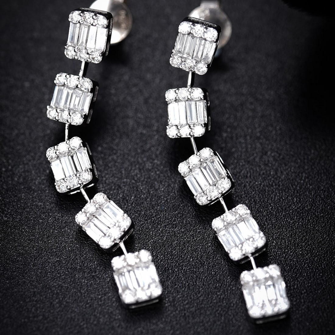 14k Gold 0.96 Ctw Natural H Diamond Earrings: Ref:231134322 // gold content:14k gold // main gemstone:diamond // shape:baguette // carat weight:0. 50ct // clarity grade:vs-si // color:h // treatment:natural // // adjacent gemstone 2 : diamond