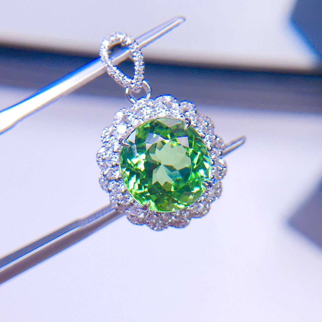 14k Gold 3.89 Ct Natural Tourmaline & Diamond Pendant( Without Chain ): Ref:231134334 // gold content:14k gold // main gemstone:tourmaline // shape:oval // carat weight:3. 89ct // color:green // treatment:natural // // adjacent gemstone 2 : diamond // shape:round //