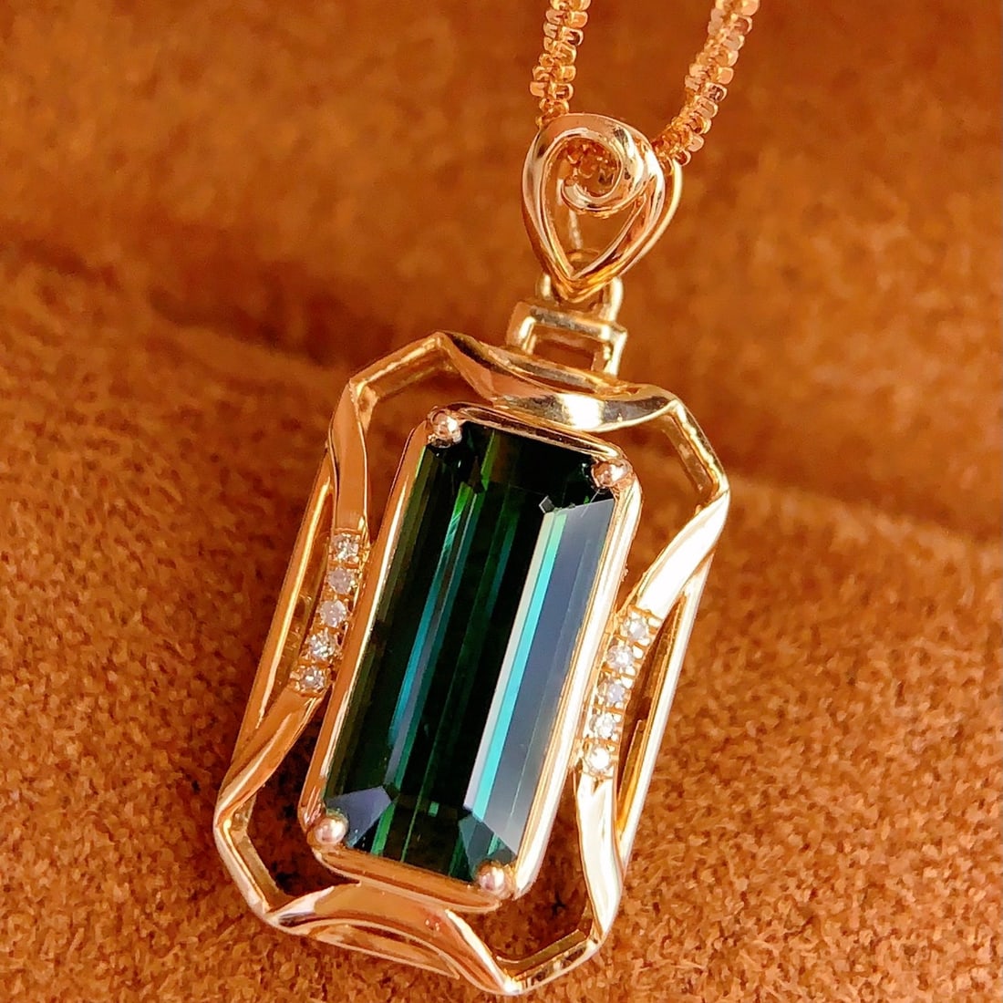 14k Gold 2.25 Ct Natural Tourmaline & Diamond Pendant( Without Chain ): Ref:231134342 // gold content:14k gold // main gemstone:tourmaline // shape:octagonal // carat weight:2. 25ct // color:green // treatment:natural // // adjacent gemstone 2 : diamond // number of
