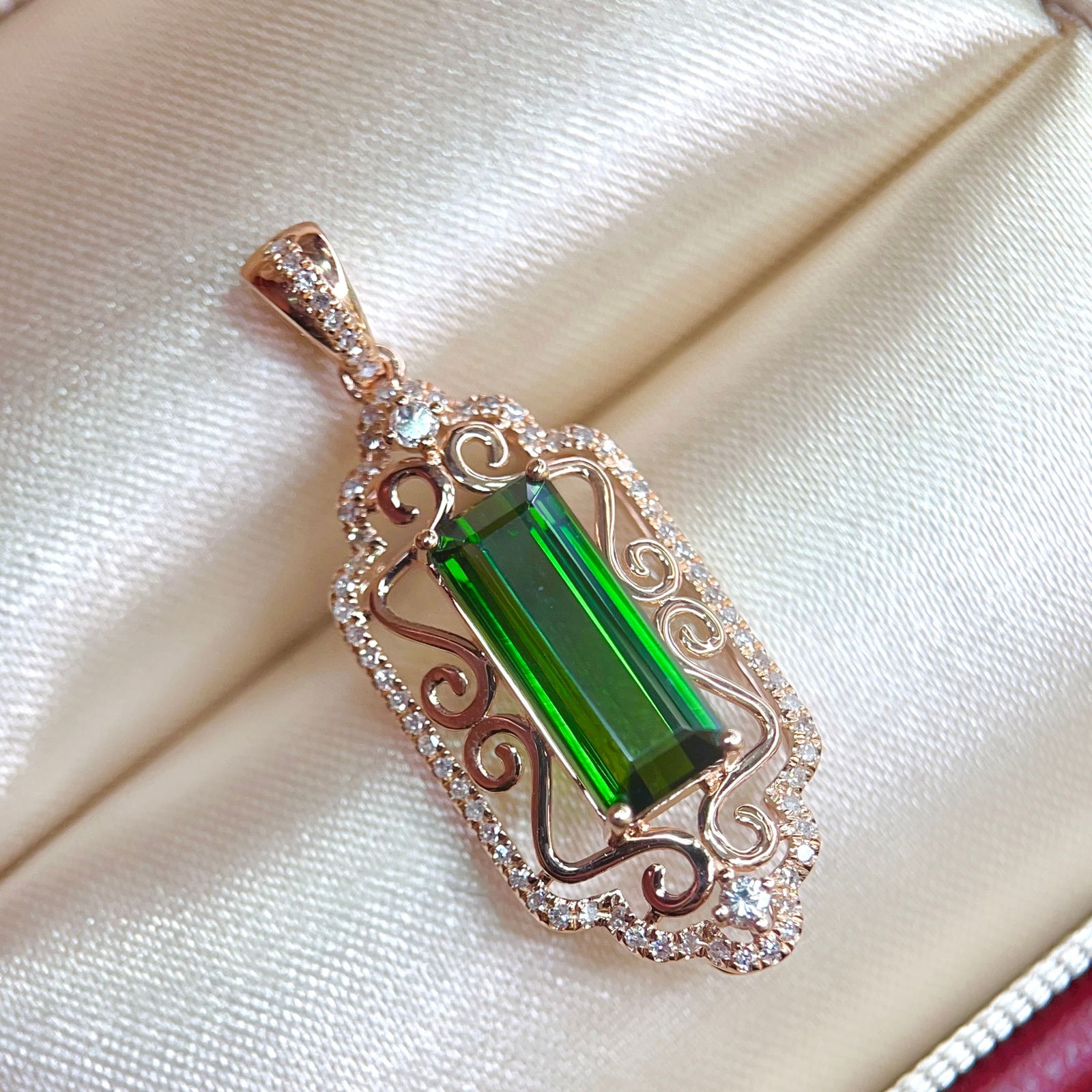 14k Gold 3.11 Ctw Natural Tourmaline & Diamond Pendant( Without Chain ): Ref:231134344 // gold content:14k gold // main gemstone:tourmaline // shape:octagonal // carat weight:2. 9ct // color:green // treatment:natural // // adjacent gemstone 2 : diamond // shape:round