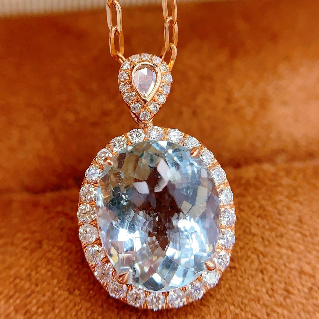 14k Gold 4.5 Ct Natural Aquamarine & Diamond Pendant( Without Chain ): Ref:231134353 // gold content:14k gold // main gemstone:aquamarine // shape:oval // carat weight:4. 5ct // color:blue // treatment:natural // // adjacent gemstone 2 : diamond // number of stones:39