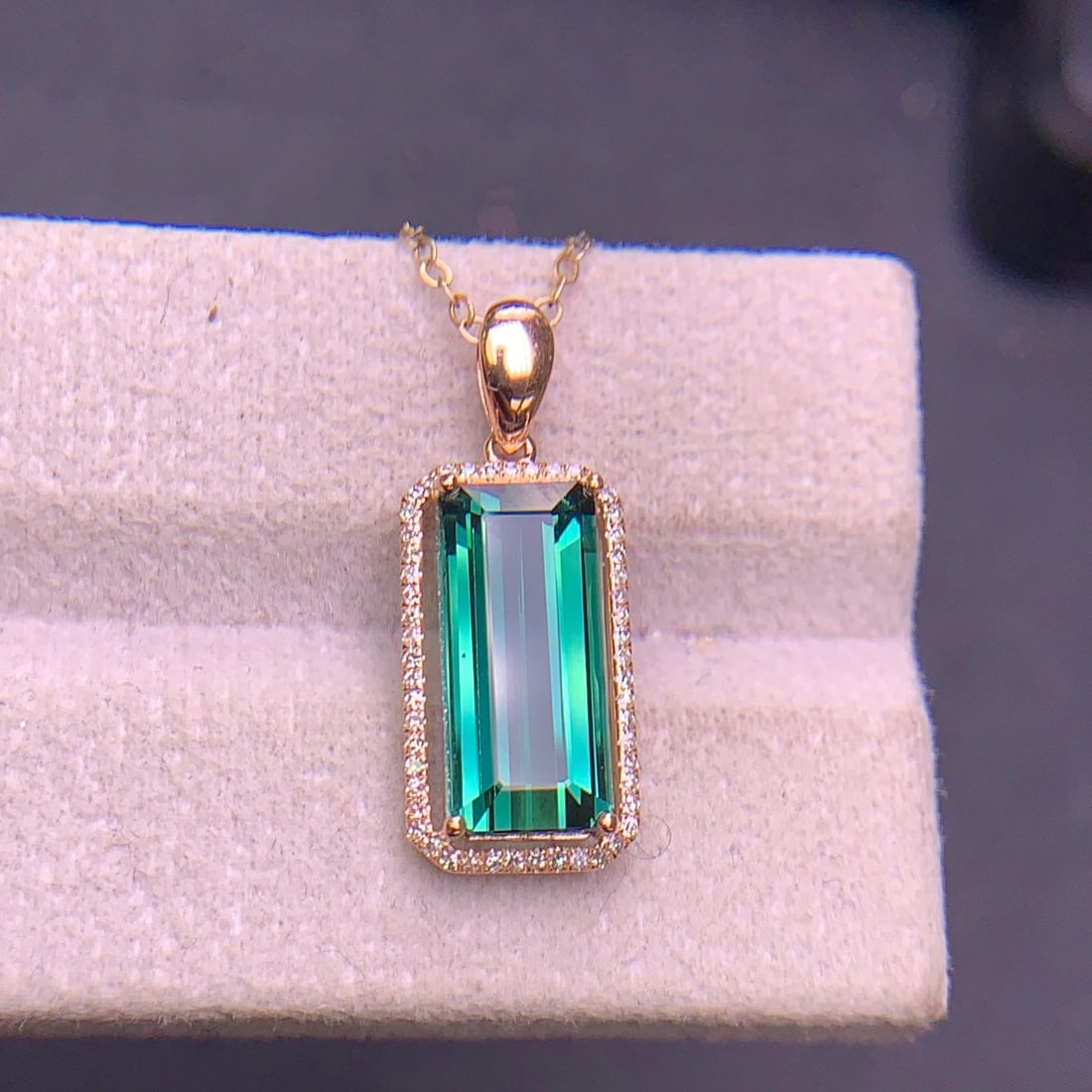 14k Gold 3.7 Ct Natural Tourmaline & Diamond Pendant( Without Chain ): Ref:231134362 // gold content:14k gold // main gemstone:tourmaline // shape:octagonal // carat weight:3. 7ct // color:green // treatment:natural // // adjacent gemstone 2 : diamond // shape:round