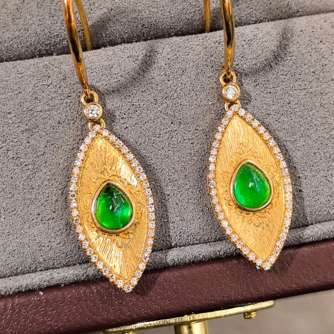 14k Gold 1.30 Ctw Natural Emerald & Diamond Earrings: Ref:231134363 // gold content:14k gold // main gemstone:emerald // shape:pear // carat weight:1ct // color:green // treatment:natural // // adjacent gemstone 2 : diamond // shape:round // carat
