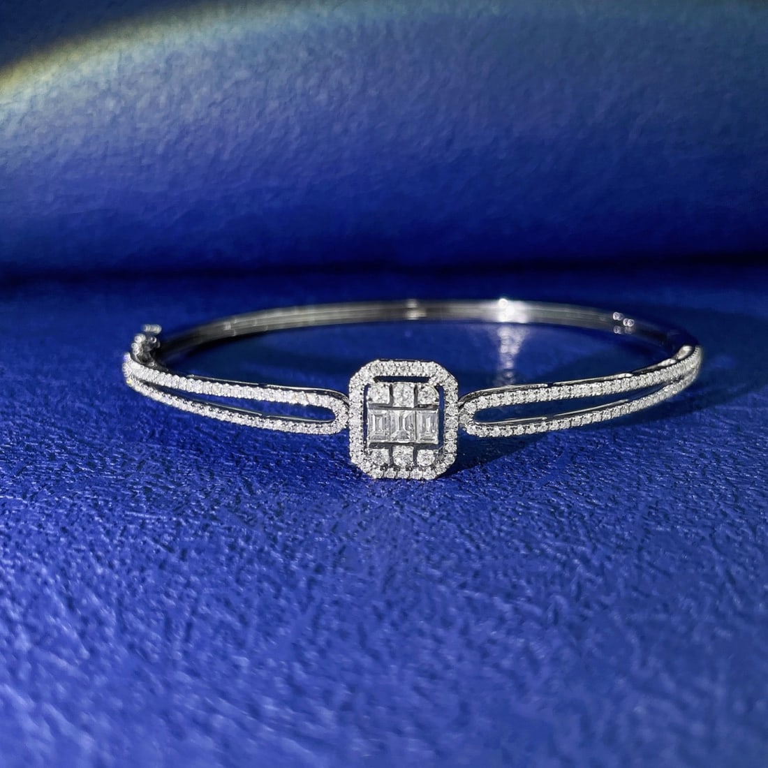 14k Gold 0.84 Ctw Natural H Diamond Bangle: Ref:231134371 // gold content:14k gold // main gemstone:diamond // shape:baguette // carat weight:0. 23ct // clarity grade:vs-si // color:h // treatment:natural // // adjacent gemstone 2 : diamond