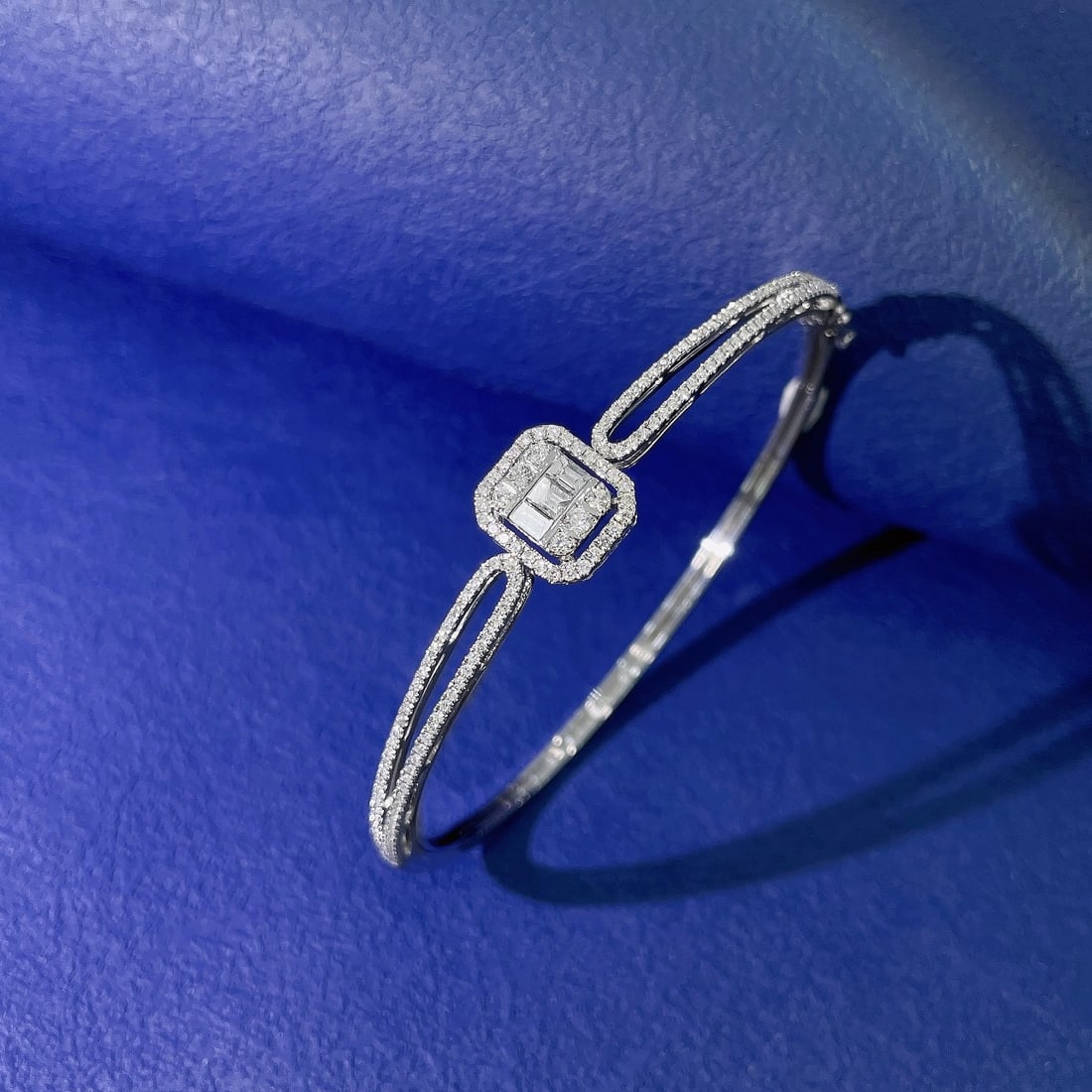 14k Gold 0.84 Ctw Natural H Diamond Bangle - 3