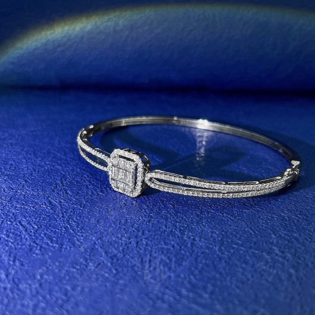 14k Gold 0.84 Ctw Natural H Diamond Bangle - 4