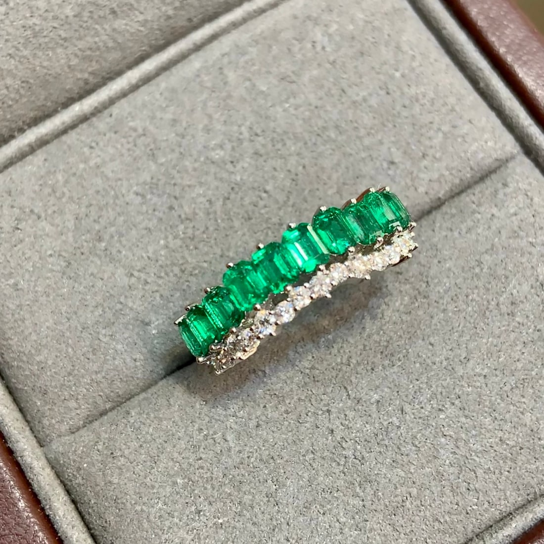 14k Gold 1.42 Ctw Natural Emerald & Diamond Ring: Ref:231134378 // gold content:14k gold // ring size:7. 25us // // main gemstone:emerald // shape:octagonal // carat weight:1. 16ct // color:green // treatment:natural // // adjacent gemstone 2 :
