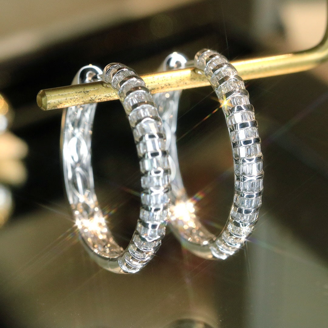 14k Gold 1.7 Ct Natural H Diamond Earrings: Ref:231134394 // gold content:14k gold // main gemstone:diamond // shape:baguette // carat weight:1. 7ct // clarity grade:vs-si // color:h // treatment:natural // Condition: NewLow Estimate: