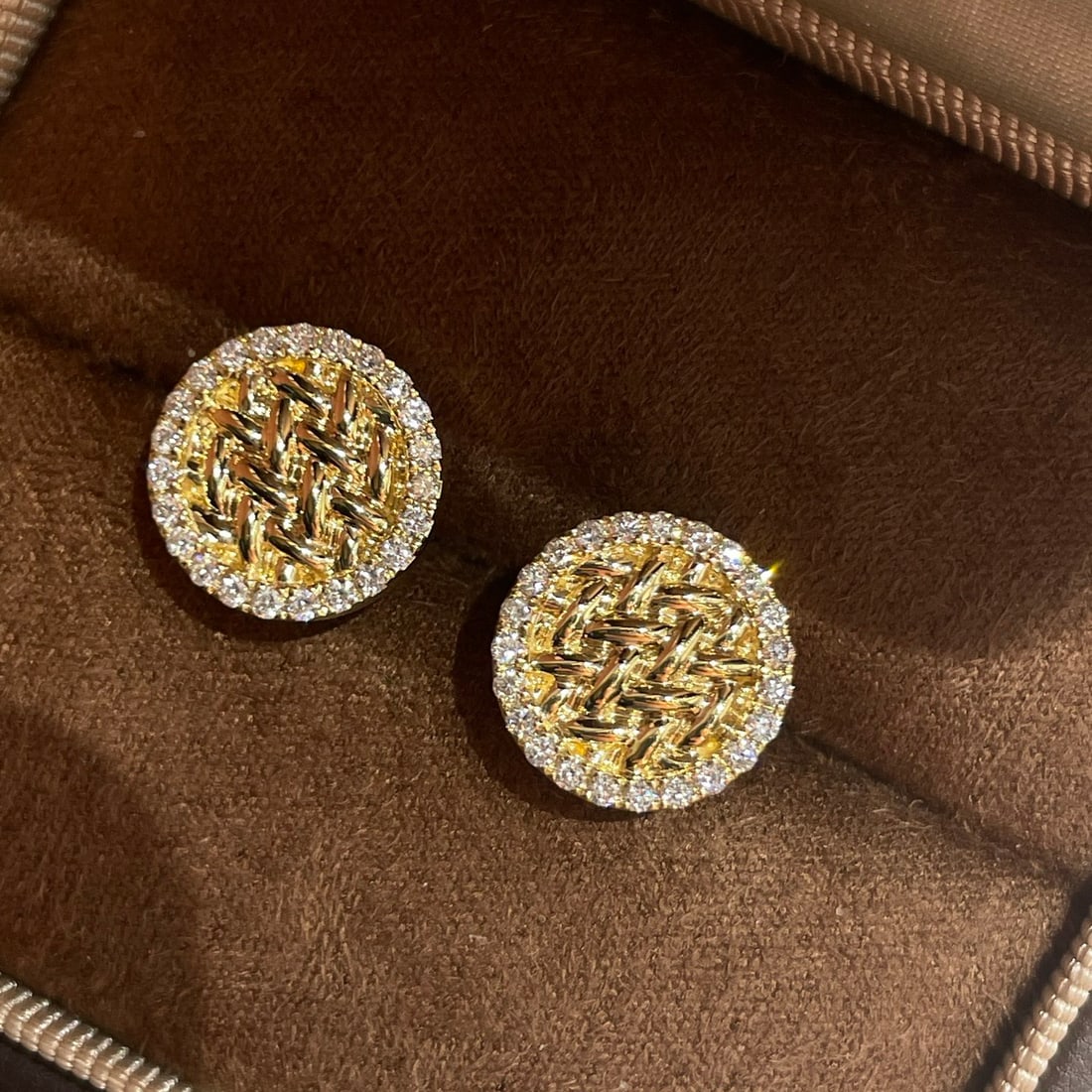 14k Gold 0.40 Ct Natural H Diamond Earrings: Ref:231134419 // gold content:14k gold // main gemstone:diamond // shape:round // carat weight:0. 40ct // clarity grade:vs-si // color:h // treatment:natural // cut grade:g // Low Estimate: