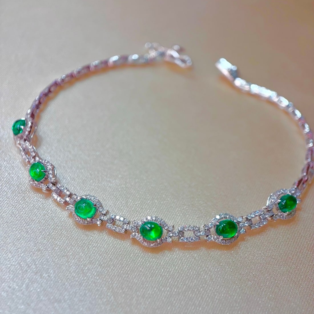 14k Gold 1.81 Ctw Vivid Green Natural Emerald & Diamond Bracelet: Ref:231134420 // gold content:14k gold // main gemstone:emerald // shape:oval // carat weight:1. 26ct // color:vivid green // treatment:natural // // adjacent gemstone 2 : diamond // shape:round //